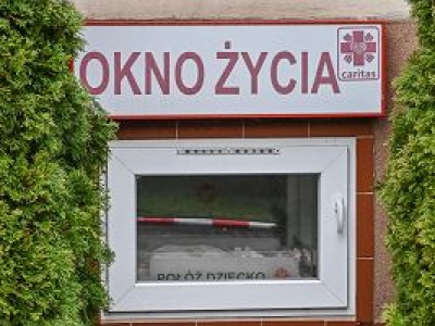 Kilkudniowa dziewczynka w oknie życia. 