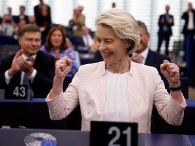 Ursula von der Leyen o zakazie sprzedaży aut spalinowych. Kiełbasa wyborcza podziałała