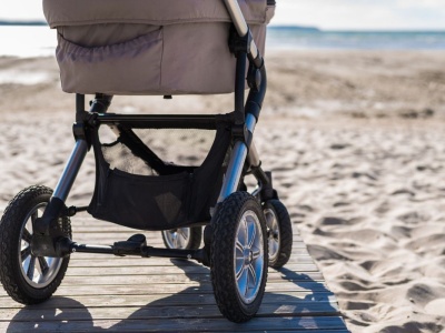 Pozostawiony wózek na  środku plaży budził grozę. Znaleźli tam dziecko i wiadomość, Polacy zamarli gdy poznali prawdę