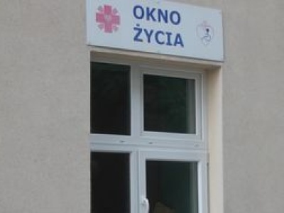 Dziewczynka w oknie życia. 