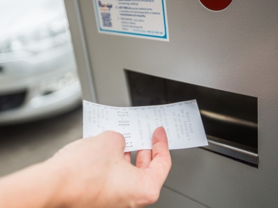 Zapłacił za bilet parkingowy, a i tak dostał karę. 