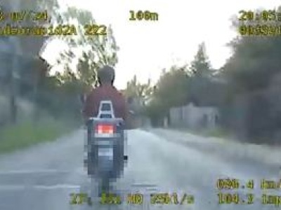 Pościg za motocyklistą ignorującym policjantów. Grozi mu więzienie