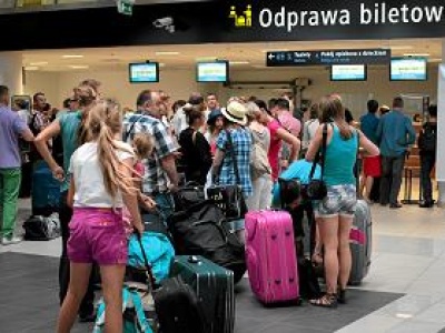 Jedziesz z dzieckiem zagranicę? O to mogą poprosić cię celnicy na lotnisku. 