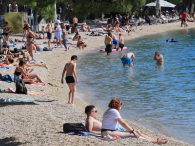 Po co turyści w Chorwacji zabierają ocet na plażę? Problem z roku na rok jest coraz większy