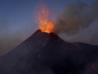 Etna znowu dymi. Lotnisko w Katanii nie przyjmuje samolotów