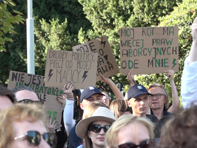 Ruszył protest w sprawie aborcji. Pod Sejmem zgromadził się tłum