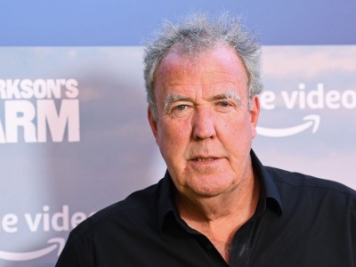 Clarkson chroni się przed turystami. Pomagają mu pszczoły