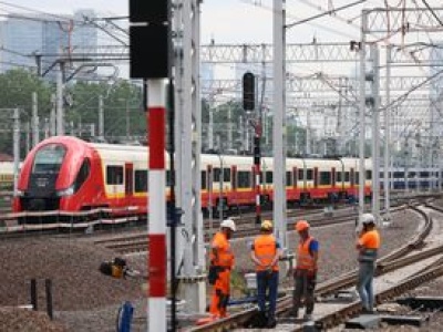 Dramatyczny wypadek w Warszawie. Utrudnienia na kolei