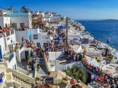 Santorini oblężone przez turystów. Mieszkańcy proszeni o... nieopuszczanie domów