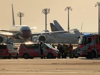 Niemcy. Paraliż lotniska we Frankfurcie. Wstrzymano loty. Sześć osób przykleiło się do płyty