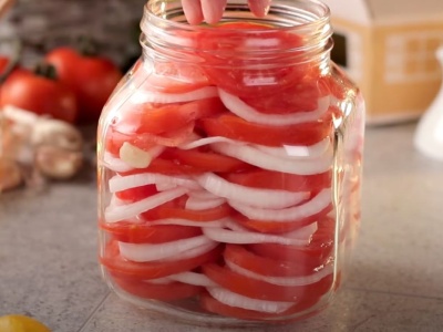Pakuję pomidory i cebulę do słoika i wlewam ten sos. Rodzina nie może się nachwalić