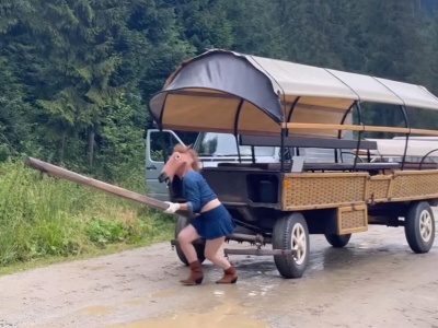 Kobieta ciągnęła wóz, bo chciała pokazać, że konie nad Morskim Okiem wcale nie mają tak ciężko