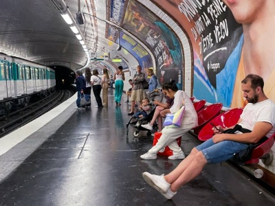 Wyjątkowe plakaty w paryskim metrze. Reklamują polskie miasta