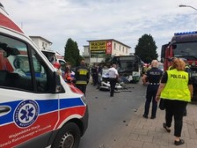 9 osób poszkodowanych w zderzeniu radiowozu i autobusu w Szczecinie