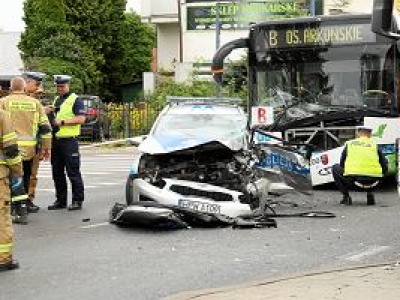Szczecin. Policjanci w trakcie pościgu zderzyli się z autobusem. Kierowcy udało się uciec