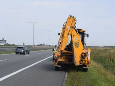 Koparką po autostradzie. 22-latek wskazał winnego