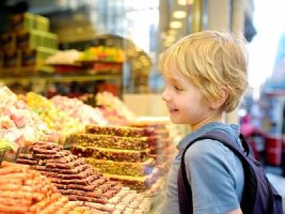 Dzieci się zajadają, a mama przestrzega przed zadławieniem. 