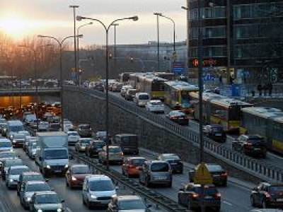 Czy wolno zatrzymywać się na środku ulicy i wysiąść z auta bez powodu? Tylko w tym miejscu i o tej godzinie