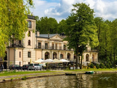 Uzdrowisko nad bajkowym jeziorem zachwyca seniorów. Tylko 2 godziny drogi od Białegostoku