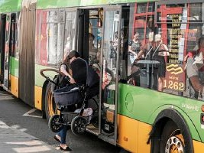 Stała na przystanku z wózkiem. Nie wytrzymała, gdy obcy mężczyzna zaczął komentować. 