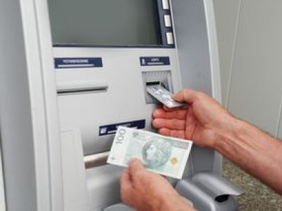 Banki podnoszą ceny. Nawet 10 zł za wypłatę z bankomatu