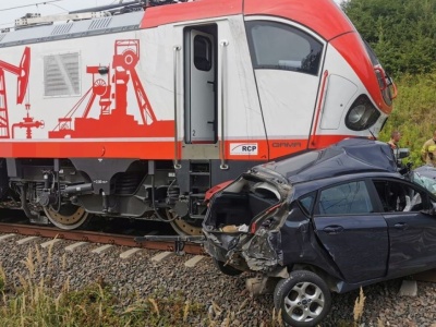 Kierowca wjechał pod rozpędzony pociąg, nie żyje. Samochód zgnieciony jak puszka