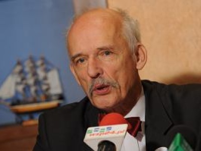 Korwin-Mikke miał dwa latka podczas powstania. 