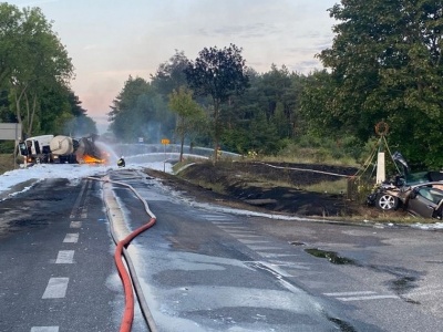 Cysterna z paliwem zapaliła się po zderzeniu z nissanem. Dramatyczne chwile na drodze pod Płońskiem