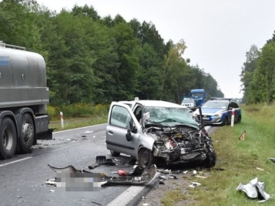 Zjechał na przeciwny pas i wbił się w ciężarówkę, z auta zostały strzępy. Nie żyje były działacz PSL