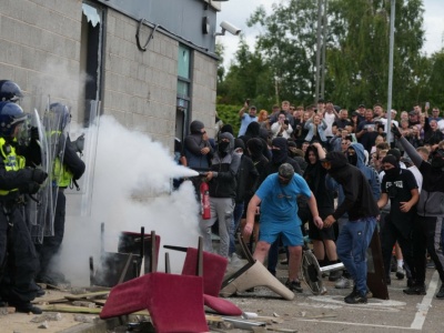 Dantejskie sceny w Wielkiej Brytanii. Demonstranci wdarli się do hoteli dla imigrantów