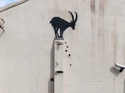 Banksy prezentuje swój nowy mural. Co oznacza czarna koza?