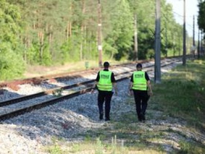 Nastolatkowie wspinali się na słup trakcji kolejowej. 13-latek trafił do szpitala