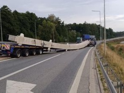 Utraciężki dźwigar spadł z ciężarówki. Kluczowa trasa zablokowana