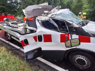 Fatalny finał nawałnicy. Drzewo przewróciło się na samochód. Nie żyje mężczyzna