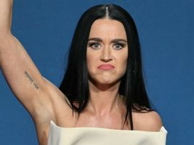 Katy Perry o włos od wpadki. W ostatniej chwili złapała bikini