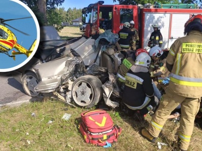 Mercedes z impetem wbił się w drzewo, z auta zostały strzępy. W akcji śmigłowiec LPR