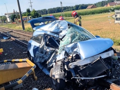 Kobieta z rocznym dzieckiem wjechała pod pociąg. Lądował śmigłowiec LPR