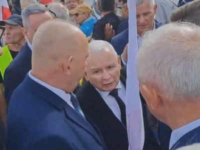 Kaczyński dał się sprowokować na miesięcznicy. Rzucił wulgaryzmem, kiedy wsiadał do auta