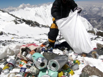 50 ton śmieci zalega na zboczach Mount Everestu. 