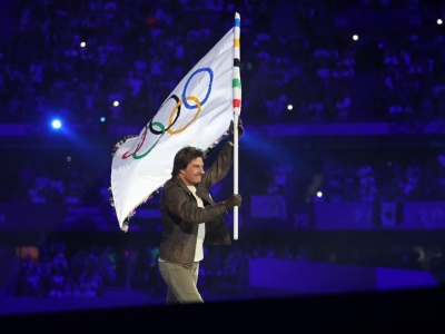 Trzy akordy i już wszyscy wiedzieli. Na szczycie stadionu stanął Tom Cruise