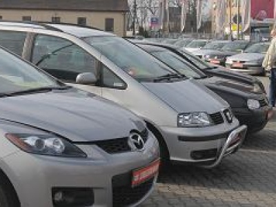 Małżeństwo emerytów kupiło wymarzone auto w komisie. Teraz właściciel umywa ręce