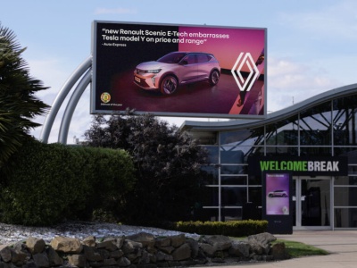 Renault wyśmiewa się z Tesli. Interaktywny billboard z hasłami wymierzonymi w konkurenta