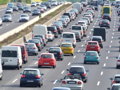 Niebezpieczny trend na autostradach. Dzieci wyszły na drogę, reakcja rodziców zszokowała