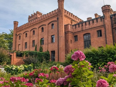 Zamek Rzucewo. Pałac z hotelem nad spokojną Zatoką Pucką