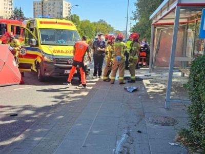 To on rozjechał ludzi na przystanku w Warszawie. Policja wydała pilny apel