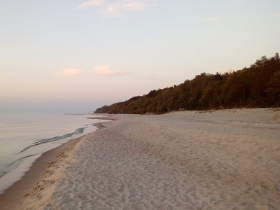 Idealne plaże dla seniora w Polsce. Ciche i dostępne dla osób na wózkach