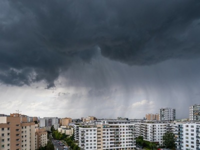 Niemal cała Polska w alertach. Upał nie ustępuje, nad kraj suną burze