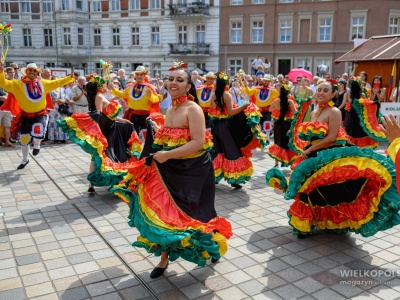 POZNAŃ: Ogólnopolski Festiwal Dobrego Smaku, korowód uczestników Światowego Przeglądu Folkloru „Integracje” [ZDJĘCIA, FILM]