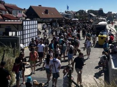 Wideo z polskiego kurortu. Rzeka ludzi na deptaku, na plaży aż czarno