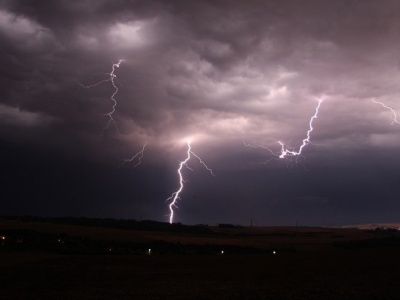 Burze z gradem i ulewne deszcze. Niespokojna noc nad Polską